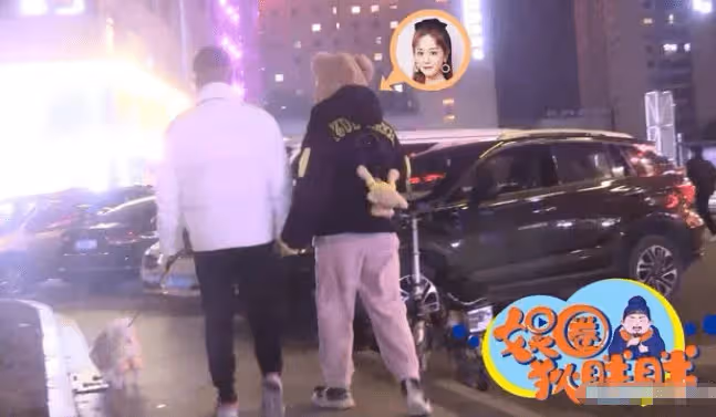 甜！海陸深夜與男友十指緊扣街頭遛狗，男方親密摟腰疑已同居試婚