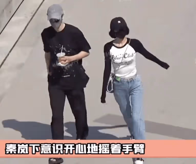 甜蜜再升級！43歲秦嵐穿露臍衫與魏大勛海邊漫步，魏爸爸想抱倆孫
