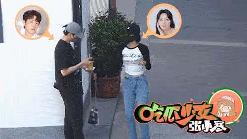 甜蜜再升級！43歲秦嵐穿露臍衫與魏大勛海邊漫步，魏爸爸想抱倆孫