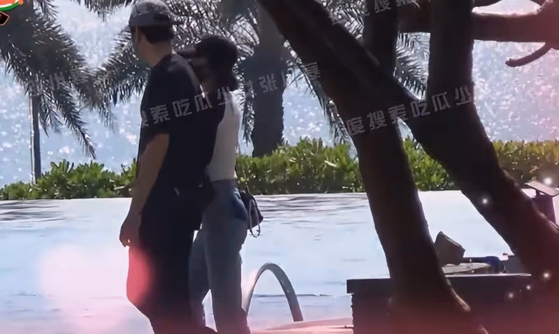 甜蜜再升級！43歲秦嵐穿露臍衫與魏大勛海邊漫步，魏爸爸想抱倆孫