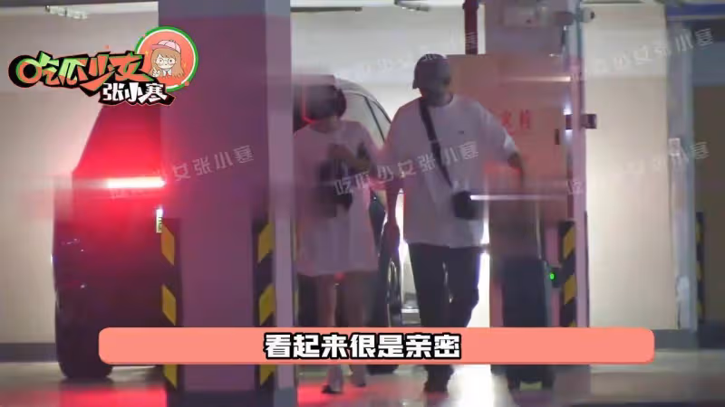 實錘來了！秦嵐與小10歲魏大勛挽手親密同游，一路打情罵俏甜到齁