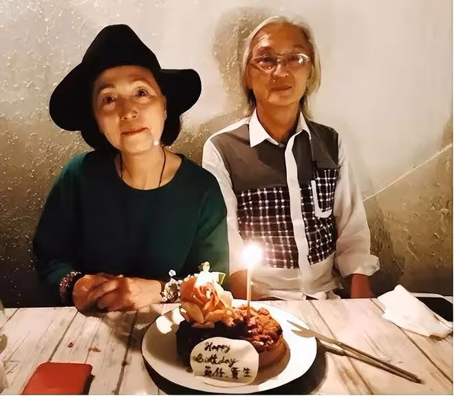 苑瓊丹自曝用鬧鐘砸老公，兩人簽分居協議，卻因為母親過世而和好