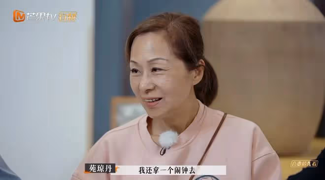 苑瓊丹自曝用鬧鐘砸老公，兩人簽分居協議，卻因為母親過世而和好