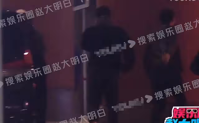 黃曉明深夜現身前妻所住小區，楊穎乘車外出會友，二人有望復婚？