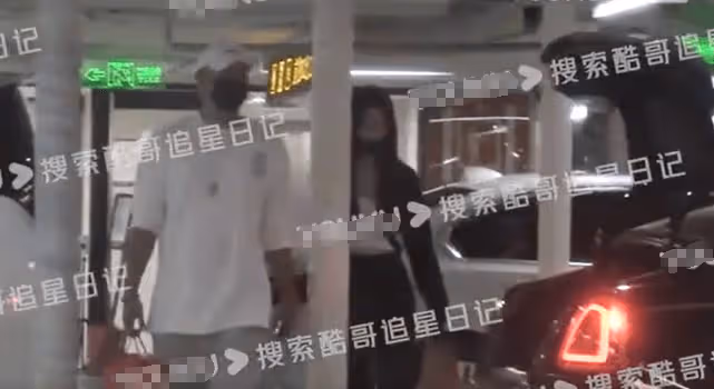 黃子韜開600萬勞斯萊斯載女友回家，徐藝洋替其拿煙，兩人已同居