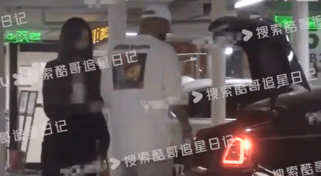 黃子韜開600萬勞斯萊斯載女友回家，徐藝洋替其拿煙，兩人已同居