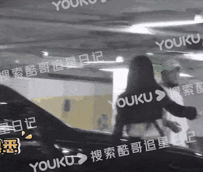 黃子韜開600萬勞斯萊斯載女友回家，徐藝洋替其拿煙，兩人已同居