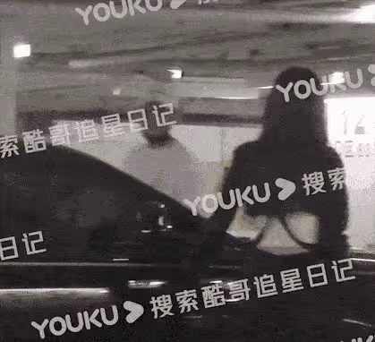 黃子韜開600萬勞斯萊斯載女友回家，徐藝洋替其拿煙，兩人已同居