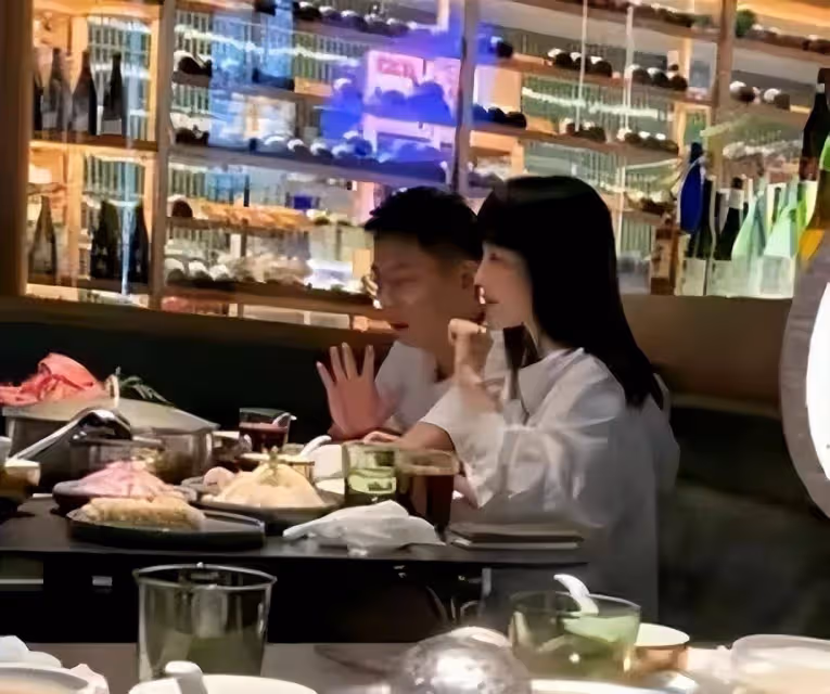 小三上位成功？網友偶遇買超攜邵晴聚餐，女方戴鴿子蛋大方打招呼