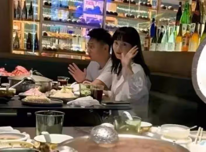 小三上位成功？網友偶遇買超攜邵晴聚餐，女方戴鴿子蛋大方打招呼