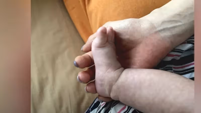 43歲趙小僑愛女,才離開加護病房「深夜突爆新狀況」 她淚崩求助網友:臉都變冰了,我該怎麼辦