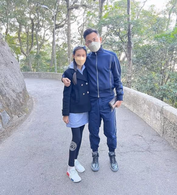 林文龍女兒曬全家福為爸爸慶生,郭可盈評論區送飛吻,甜蜜秀恩愛