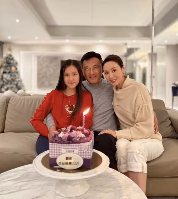 林文龍女兒曬全家福為爸爸慶生,郭可盈評論區送飛吻,甜蜜秀恩愛