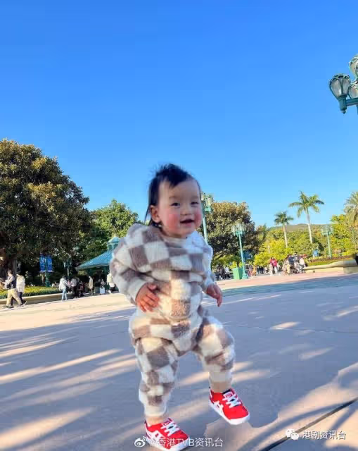 洪永城囡囡1歲生日到主題樂園慶祝!羅子溢貼溫馨全家福