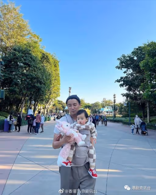 洪永城囡囡1歲生日到主題樂園慶祝!羅子溢貼溫馨全家福