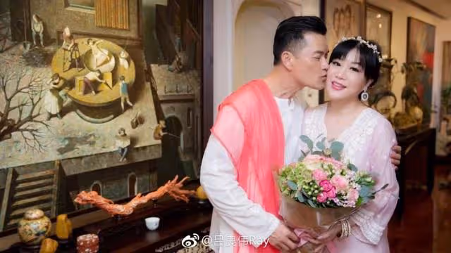 中國風豪宅曝光!65歲不老男神家中堆滿古董,靠嬌妻成人生贏家