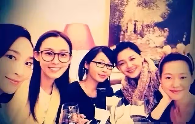 大S吳佩慈的塑料閨蜜情:爭校花頭銜,暗地裡較量,多次拆對方台