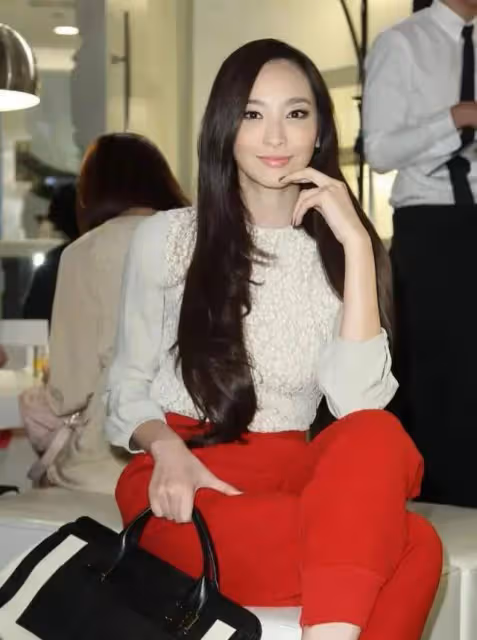 大S吳佩慈的塑料閨蜜情：爭校花頭銜，暗地裡較量，多次拆對方台