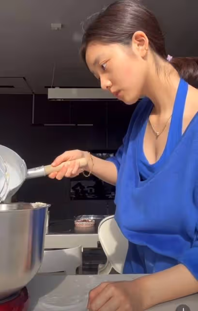 16歲黃多多穿著再引爭議!穿掛脖背心做泡芙顯成熟,弟弟幫打下手