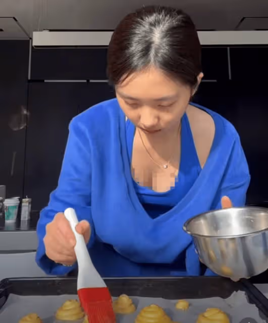 16歲黃多多穿著再引爭議!穿掛脖背心做泡芙顯成熟,弟弟幫打下手
