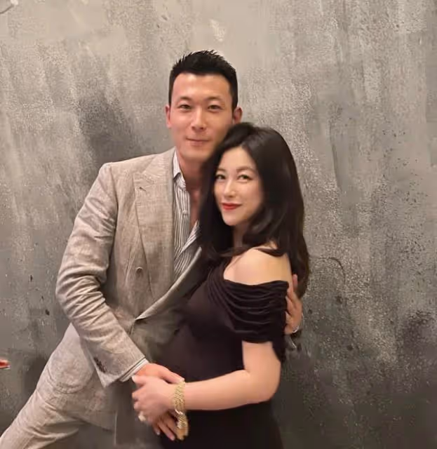 朱珠一家三口現身機場,王昀佳全程抱娃,和一歲女兒都未戴口罩
