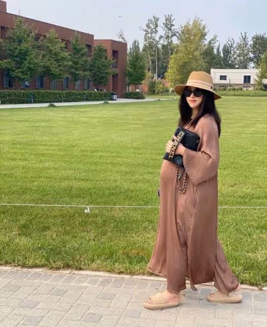 朱珠一家三口現身機場,王昀佳全程抱娃,和一歲女兒都未戴口罩