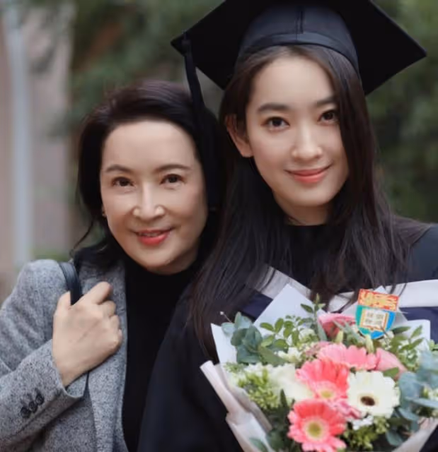 恭喜！龔慈恩女兒大學建築系畢業，22歲高顏值像媽，已出道當女一