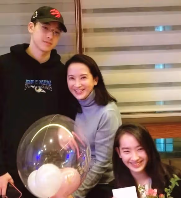 恭喜！龔慈恩女兒大學建築系畢業，22歲高顏值像媽，已出道當女一