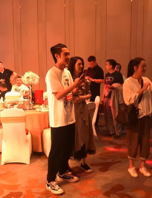 張丹峰被曝經紀人仍是畢瀅，直播打款到女方帳戶，出差要求住套房
