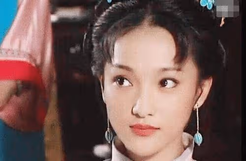 她才31歲臉就崩了？從來不承認整容，今滿臉矽膠感垮成「假人」