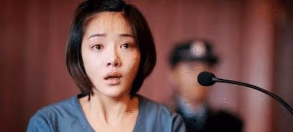 她才31歲臉就崩了？從來不承認整容，今滿臉矽膠感垮成「假人」