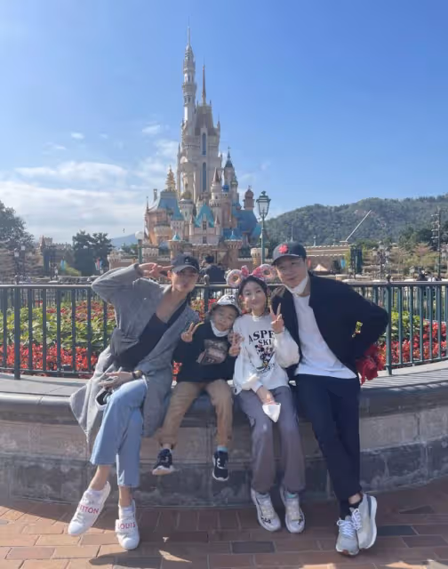 李小鵬罕曬全家福，10歲奧莉等比例長大，腳大腿長繼承媽媽好身材