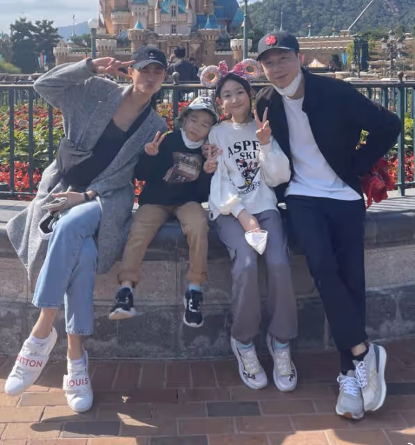 李小鵬罕曬全家福，10歲奧莉等比例長大，腳大腿長繼承媽媽好身材