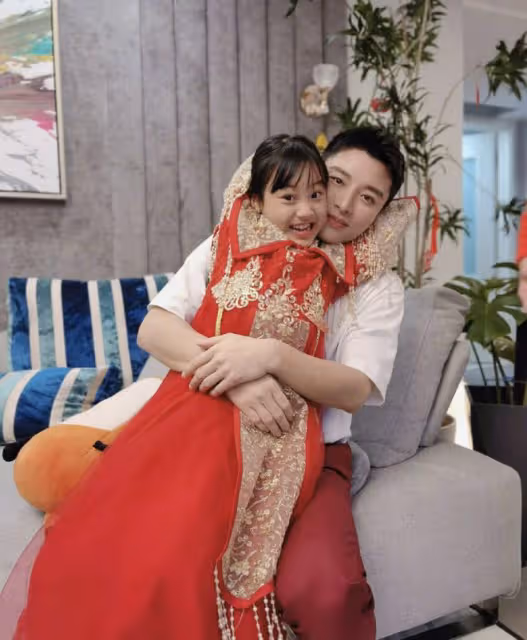 李小鵬罕曬全家福，10歲奧莉等比例長大，腳大腿長繼承媽媽好身材