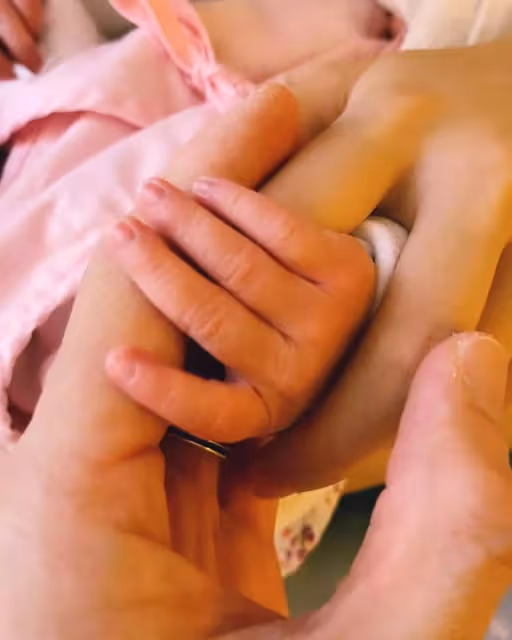 恭喜!香港知名男星美女妻子宣布平安產女,一家人都是高顏值