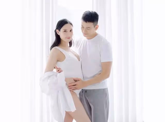 恭喜!香港知名男星美女妻子宣布平安產女,一家人都是高顏值