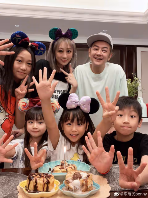 陳浩民一家六口確診，8歲兒子高燒發冷，蔣麗莎拿吹風機加熱吹腳
