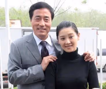 楊立新:為張國榮配音，27歲娶初戀，恩愛多年生一明星兒子