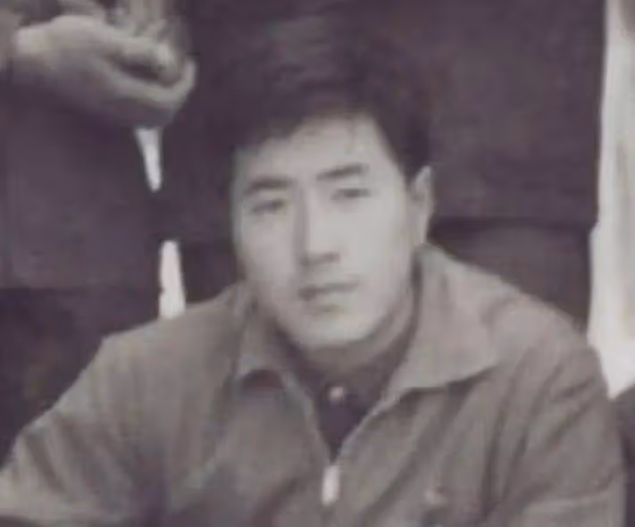 楊立新:為張國榮配音，27歲娶初戀，恩愛多年生一明星兒子