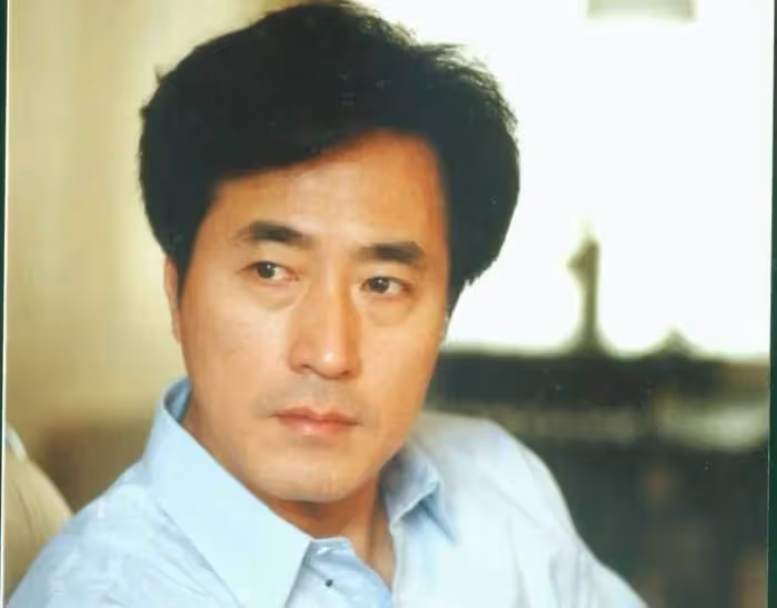 楊立新:為張國榮配音，27歲娶初戀，恩愛多年生一明星兒子
