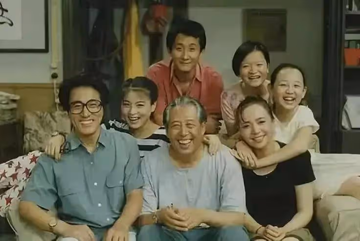 楊立新:為張國榮配音，27歲娶初戀，恩愛多年生一明星兒子