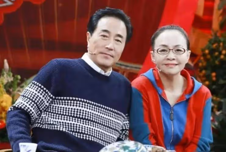 楊立新:為張國榮配音，27歲娶初戀，恩愛多年生一明星兒子