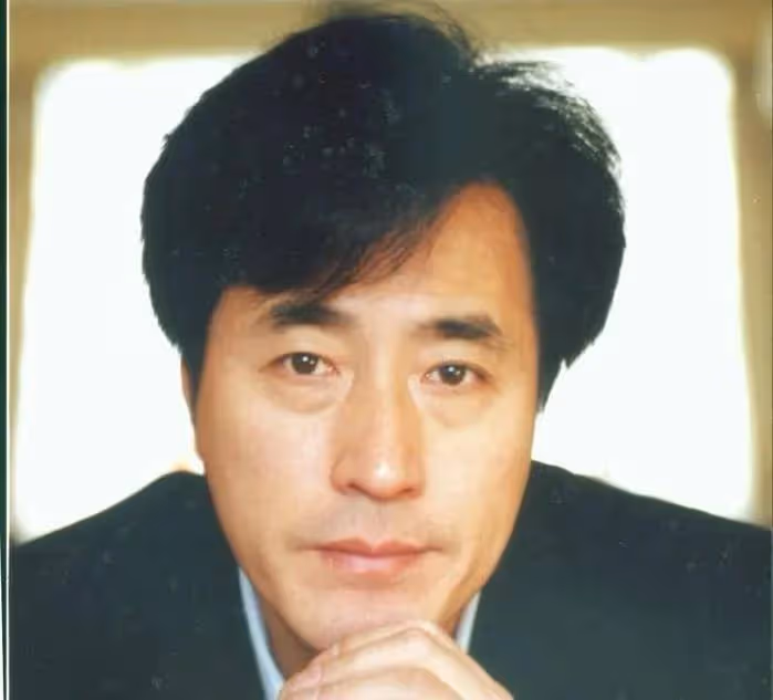 楊立新:為張國榮配音，27歲娶初戀，恩愛多年生一明星兒子