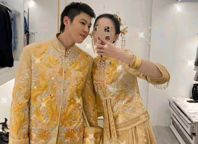 趙本山女兒曬情侶大片，與男友親吻太甜蜜，已決定領證結婚