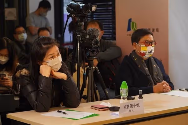 一代性感女神曾遭家暴,對患先天疾病養子不離不棄,被贊人間天使