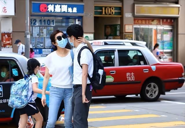 一代性感女神曾遭家暴,對患先天疾病養子不離不棄,被贊人間天使