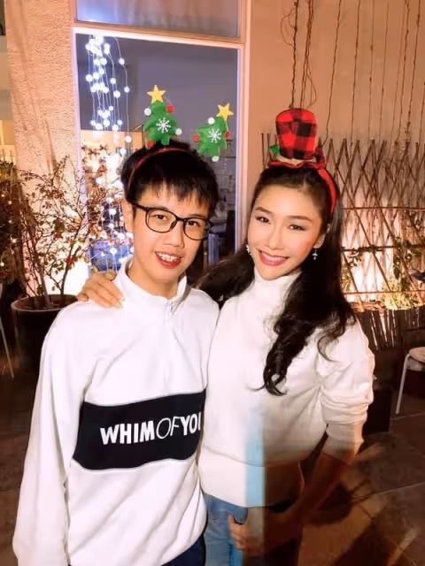 一代性感女神曾遭家暴,對患先天疾病養子不離不棄,被贊人間天使