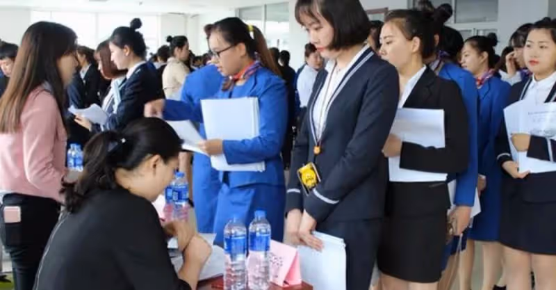 大學生面試被問：「什麼東西左手能拿，右手卻不能？」2女生「回答2個字」被當場錄取：太機智了