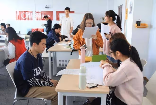 大學生面試被問:「什麼東西左手能拿,右手卻不能?」2女生「回答2個字」被當場錄取:太機智了