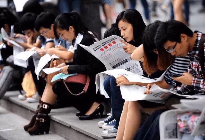 大學生面試被問:「什麼東西左手能拿,右手卻不能?」2女生「回答2個字」被當場錄取:太機智了